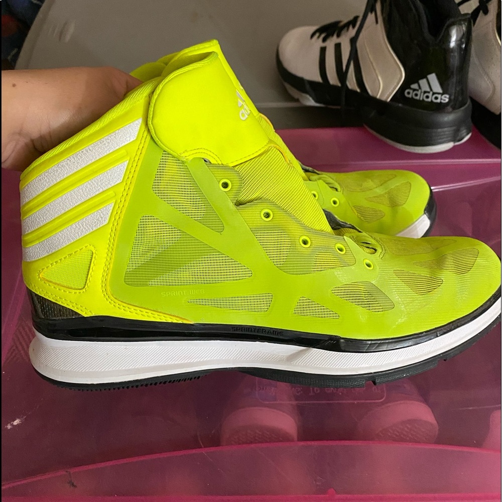 Basketball shoes